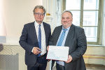 LH Christopher Drexler gratuliert Bernhard Reismann zum Professorentitel.