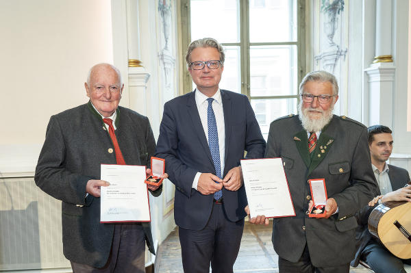 LH Christopher Drexler gratuliert Anton Schwarz (l.) und Alois Steinkleibl (r.) zur Goldenen Medaille für Verdienste um die Republik Österreich. © Land Steiermark/Foto Fischer; Verwendung bei Quellenangabe honorarfrei