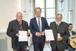 LH Christopher Drexler gratuliert Anton Schwarz (l.) und Alois Steinkleibl (r.) zur Goldenen Medaille für Verdienste um die Republik Österreich.