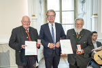 LH Christopher Drexler gratuliert Anton Schwarz (l.) und Alois Steinkleibl (r.) zur Goldenen Medaille für Verdienste um die Republik Österreich. © Land Steiermark/Foto Fischer; Verwendung bei Quellenangabe honorarfrei LH Christopher Drexler gratuliert Anton Schwarz (l.) und Alois Steinkleibl (r.) zur Goldenen Medaille für Verdienste um die Republik Österreich.