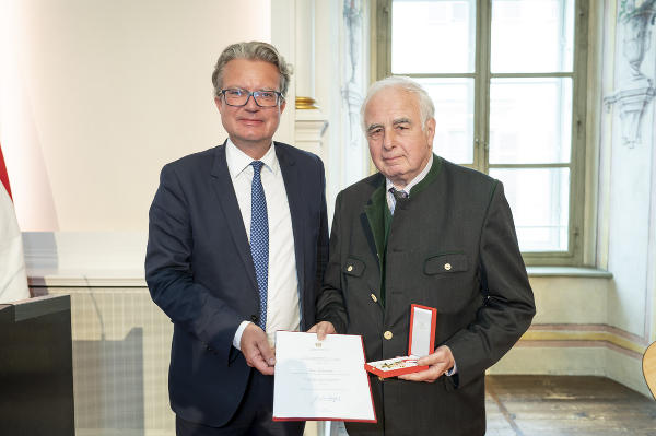 LH Christopher Drexler gratuliert Hans Pammer zum Goldenen Verdienstzeichen der Republik Österreich. © Land Steiermark/Foto Fischer; Verwendung bei Quellenangabe honorarfrei