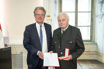 LH Christopher Drexler gratuliert Hans Pammer zum Goldenen Verdienstzeichen der Republik Österreich.