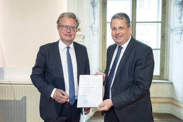 LH Christopher Drexler gratuliert Peter Mandl zum Berufstitel Technischer Rat. © Land Steiermark/Foto Fischer; Verwendung bei Quellenangabe honorarfrei