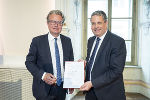 LH Christopher Drexler gratuliert Peter Mandl zum Berufstitel Technischer Rat.