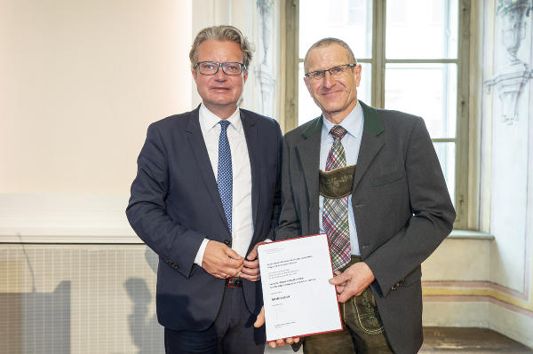 LH Christopher Drexler gratuliert Medizinalrat Walter Gsöllpointner. © Land Steiermark/Foto Fischer; Verwendung bei Quellenangabe honorarfrei