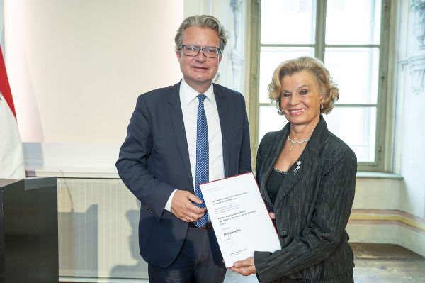 LH Christopher Drexler gratuliert Medizinalrätin Marina Lembeck. © Land Steiermark/Foto Fischer; Verwendung bei Quellenangabe honorarfrei