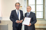 LH Christopher Drexler gratuliert Medizinalrat Gernot Seggl. © Land Steiermark/Foto Fischer; Verwendung bei Quellenangabe honorarfrei LH Christopher Drexler gratuliert Medizinalrat Gernot Seggl.