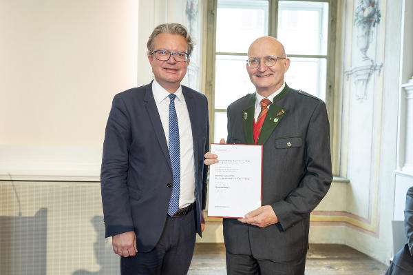 LH Christopher Drexler gratuliert Medizinalrat Friedrich Ritter. © Land Steiermark/Foto Fischer; Verwendung bei Quellenangabe honorarfrei