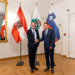 LH Christopher Drexler nutzte die Jubiläumsfeier für Gespräche mit dem Minister für Slowenen im Ausland Matej Arčon 