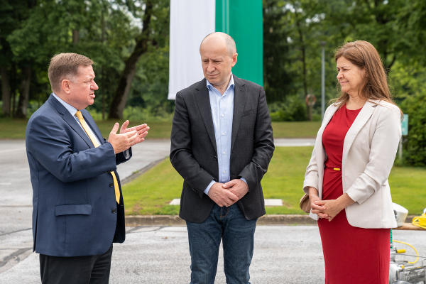 Europalandesrat Werner Amon (l.) und Soziallandesrätin Doris Kampus (r.) mit dem ukrainischen Botschafter Vasyl Khymynets (M.). © Land Steiermark/Binder; bei Quellenangabe honorarfrei