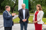 Europalandesrat Werner Amon (l.) und Soziallandesrätin Doris Kampus (r.) mit dem ukrainischen Botschafter Vasyl Khymynets (M.).