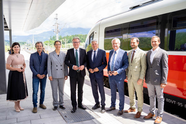 Bürgermeisterin Maria Knauder (St. Andrä im Lavanttal), Klaus Schneider (Projektleiter ÖBB-Infrastruktur AG), Judith Engel (Vorständin ÖBB-Infrastruktur AG), Landeshauptmann Christopher Drexler, Landeshauptmann Peter Kaiser, Landeshauptmann-Stellvertreter Verkehrsreferent Anton Lang, Verkehrslandesrat Sebastian Schuschnigg, Bürgermeister Stefan Salzmann (St. Paul im Lavanttal), v.l. © Land Steiermark; bei Quellenangabe honorarfrei