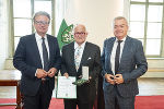 LH Christopher Drexler (li.), Maximilian Droschl, LH-Stv. Anton Lang © Land Steiermark/ Fischer LH Christopher Drexler (li.), Maximilian Droschl, LH-Stv. Anton Lang