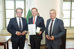 LH Christopher Drexler (li.), Gottfried Kirchengast, LH-Stv. Anton Lang © Land Steiermark/ Fischer LH Christopher Drexler (li.), Gottfried Kirchengast, LH-Stv. Anton Lang