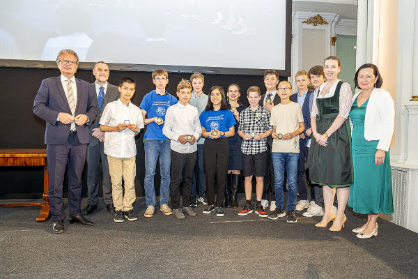 LH Christopher Drexler (l.) und Bildungsdirektorin Elisabeth Meixner (r.) gratulierten dem erfolgreichen Team der Mathematik-Olympiade. © Land Steiermark/ Fischer