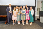 LH Christopher Drexler (l.) und Bildungsdirektorin Elisabeth Meixner (r.) gratulierten dem erfolgreichen Team der MS Murau. © Land Steiermark/ Fischer LH Christopher Drexler (l.) und Bildungsdirektorin Elisabeth Meixner (r.) gratulierten dem erfolgreichen Team der MS Murau.