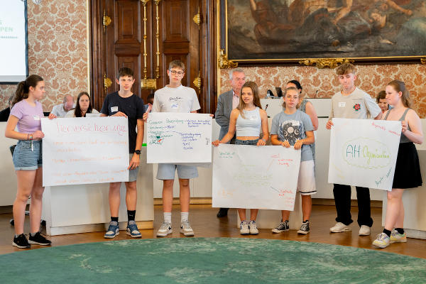 Schülerinnen und Schüler aus sechs verschiedenen Schulen nahmen an der Kinder-Tierschutzkonferenz in Graz teil und vertraten ihre Sichtweisen beim Tierschutz. © Land Steiermark/Robert Binder; Verwendung bei Quellenangabe honorarfrei