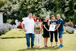 Landesrätin Juliane Bogner-Strauß (3.v.l.) bei der Überreichung des Landeswappens mit den Firmengründen Eduard und Renate Reininger sowie den Geschäftsführern Christina und Christian Pusnik (v.l.) © Land Steiermark/Michaela Lorber; bei Quellenangabe honorarfrei