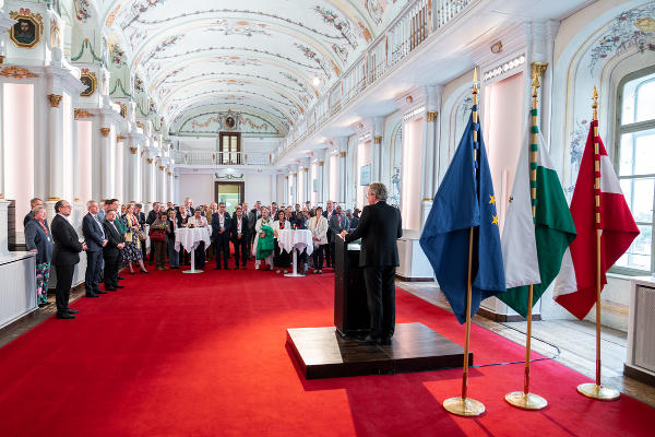 Landeshauptmann Christopher Drexler begrüßte die rund 100 Spitzendiplomatinnen und -diplomaten des diplomatischen Korps in Graz. © Land Steiermark/Binder; bei Quellenangabe honorarfrei