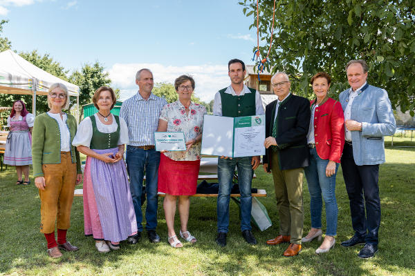 Tierschutzombudsfrau Barbara Fiala-Köck (2.vl.) überreichte gemeinsam mit der 2. LTPräs. Gabriele Kolar (1.vl.), LR Johann Seitinger (6.vl.), LK-Steiermark-Vizepräsidentin Maria Pein und LAbg. und Bgm. Erwin Dirnberger (vr.) an die Familie Archan aus Söding den Tierschutzpreis.  © Foto: Land Steiermark/Binder; bei Quellenangabe honorafrei
