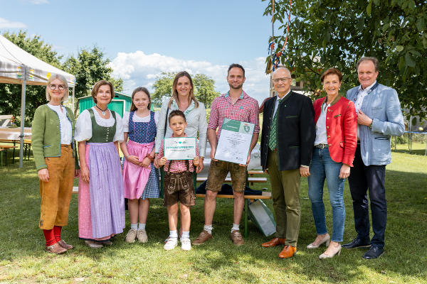 Tierschutzombudsfrau Barbara Fiala-Köck (2.vl.) überreichte gemeinsam mit der 2. LTPräs. Gabriele Kolar (1.vl.), LR Johann Seitinger (6.vl.), LK-Steiermark-Vizepräsidentin Maria Pein und LAbg. und Bgm. Erwin Dirnberger (vr.) an die Familie Franz Fruhmann aus St. Peter a. Ottersbach den Tierschutzpreis © Foto: Land Steiermark/Binder; bei Quellenangabe honorafrei