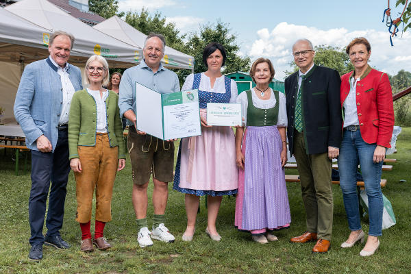 Tierschutzombudsfrau Barbara Fiala-Köck (5.vl.) überreichte gemeinsam mit LAbg. und Bgm. Erwin Dirnberger, 2. LTPräs. Gabriele Kolar, LR Johann Seitinger und LK-Steiermark-Vizepräsidentin Maria Pein an Sabine und Werner Pail aus Wagendorf den Tierschutzpreis © Foto: Land Steiermark/Binder; bei Quellenangabe honorafrei