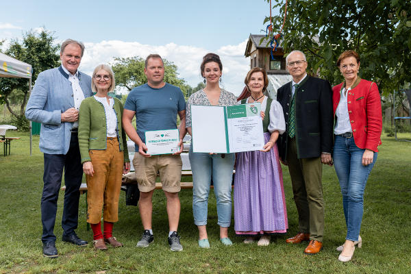 Tierschutzombudsfrau Barbara Fiala-Köck (5.vl.) überreichte gemeinsam mit LAbg. und Bgm. Erwin Dirnberg, 2. LTPräs. Gabriele Kolar, LR Johann Seitinger, LK-Steiermark-Vizepräsidentin Maria Pein (vl.) an Julia Zotter und ihrem Betriebsleiter den Tierschutzpreis © Foto: Land Steiermark/Binder; bei Quellenangabe honorafrei