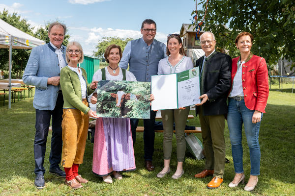 Familie Lassarus aus Obdach mit LAbg. und Bgm. Erwin Dirnberger, 2. LTPräs. Gabriele Kolar, TSO Barbara Fiala-Köck, LR Johann Seitinger und LK-Steiermark Vizepräsidentin Maria Pein mit dem schönsten Tierfoto (v.l.) © Foto: Land Steiermark/Binder; bei Quellenangabe honorafrei