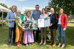 Familie Lassarus aus Obdach mit LAbg. und Bgm. Erwin Dirnberger, 2. LTPräs. Gabriele Kolar, TSO Barbara Fiala-Köck, LR Johann Seitinger und LK-Steiermark Vizepräsidentin Maria Pein mit dem schönsten Tierfoto (v.l.)