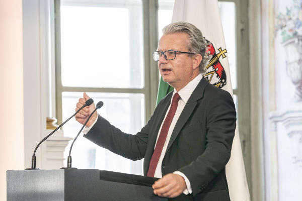 LH Christopher Drexler gratulierte zur erfolgreich absolvierten Reifeprüfung. © Land Steiermark/Foto Fischer; Verwendung bei Quellenangabe honorarfrei