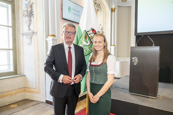 LH Christopher Drexler mit Sophie Tatzer, die im Namen der Maturantinnen und Maturanten die Dankesworte sprach. © Land Steiermark/Foto Fischer; Verwendung bei Quellenangabe honorarfrei