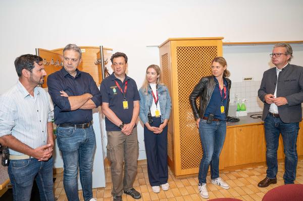 LH Christopher Drexler im Gespräch mit Bezirkshauptfrau Nina Pölzl und Vertreterinnen und Vertretern des behördlichen Einsatzstabes © Land Steiermark; bei Quellenangabe honorarfrei