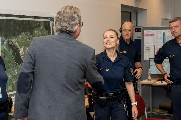 LH Christopher Drexler besuchte die Einsatzstäbe am Fliegerhorst Hinterstoisser und dankte den Behördenvertretern und Einsatzkräften © Land Steiermark; bei Quellenangabe honorarfrei