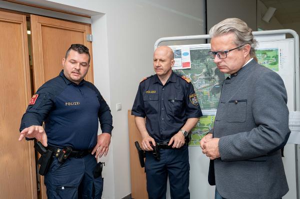 LH Christopher Drexler besuchte die Einsatzstäbe am Fliegerhorst Hinterstoisser und dankte den Behördenvertretern und Einsatzkräften © Land Steiermark; bei Quellenangabe honorarfrei