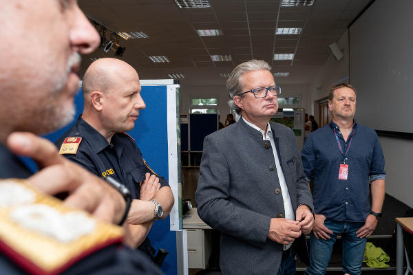 LH Christopher Drexler besuchte die Einsatzstäbe am Fliegerhorst Hinterstoisser und dankte den Behördenvertretern und Einsatzkräften © Land Steiermark; bei Quellenangabe honorarfrei