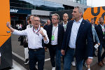 Red Bull Ring-Geschäftsführer Erich Wolf mit Landeshauptmann Christopher Drexler und Bundeskanzler Karl Nehammer auf dem Weg durch das Fahrerlager