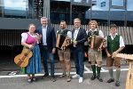 Bundeskanzler Karl Nehammer und Landeshauptmann Christopher Drexler bedanken sich für die volksmusikalischen Klänge im Fahrerlager am Red Bull Ring © Land Steiermark; Verwendung bei Quellenangabe honorarfrei Bundeskanzler Karl Nehammer und Landeshauptmann Christopher Drexler bedanken sich für die volksmusikalischen Klänge im Fahrerlager am Red Bull Ring