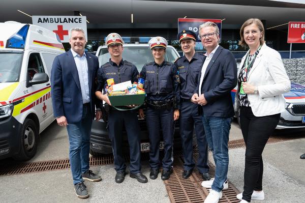 Bundeskanzler Karl Nehammer, Landeshauptmann Christopher Drexler und Landesrätin Barbara Eibinger-Miedl bedanken sich bei den Kräften der Polizei am Red Bull Ring © Land Steiermark; Verwendung bei Quellenangabe honorarfrei