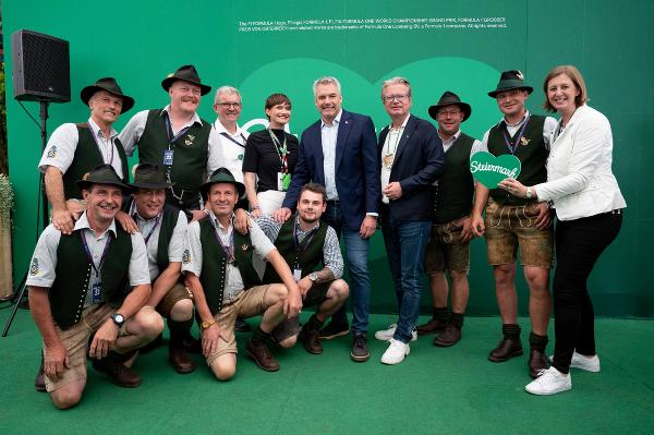 Michael Ranzmaier-Hausleitner (Vorsitzender Tourismusregion Murtal), Astrid Steharnig-Staudinger (Geschäfsführerin Österreich Werbung), Bundeskanzler Karl Nehammer, Landeshauptmann Christopher Drexler und Landesrätin Barbara Eibinger-Miedl werben am Red Bull Ring für das Grüne Herz Österreichs © Land Steiermark; Verwendung bei Quellenangabe honorarfrei