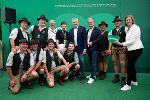 Michael Ranzmaier-Hausleitner (Vorsitzender Tourismusregion Murtal), Astrid Steharnig-Staudinger (Geschäfsführerin Österreich Werbung), Bundeskanzler Karl Nehammer, Landeshauptmann Christopher Drexler und Landesrätin Barbara Eibinger-Miedl werben am Red Bull Ring für das Grüne Herz Österreichs © Land Steiermark; Verwendung bei Quellenangabe honorarfrei Michael Ranzmaier-Hausleitner (Vorsitzender Tourismusregion Murtal), Astrid Steharnig-Staudinger (Geschäfsführerin Österreich Werbung), Bundeskanzler Karl Nehammer, Landeshauptmann Christopher Drexler und Landesrätin Barbara Eibinger-Miedl werben am Red Bull Ring für das Grüne Herz Österreichs