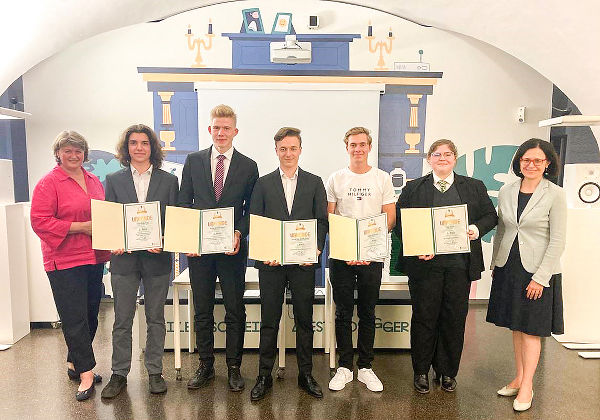 Verleihung des Prix Styria 2023: Landesbibliotheks-Direktorin Katharina Kocher-Lichem, Luca Erdkönig, Richard Hochrainer, Julius Lex Wildbacher, Tobias Hollerer, Ilvy Paierl und LAbg. Sandra Holasek (v.l.). © Landesbibliothek; Verwendung bei Quellenangabe honorarfrei