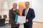 LH Christopher Drexler mit dem wiedergewählten Landesfeuerwehrkommandanten Reinhard Leichtfried © Land Steiermark/ Binder LH Christopher Drexler mit dem wiedergewählten Landesfeuerwehrkommandanten Reinhard Leichtfried