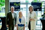 v. l.: JR-Geschäftsführer Heinz Mayer, 500ste JR-Mitarbeiterin Heidi Harrer und LR Barbara Eibinger-Miedl. © moving stills v. l.: JR-Geschäftsführer Heinz Mayer, 500ste JR-Mitarbeiterin Heidi Harrer und LR Barbara Eibinger-Miedl.