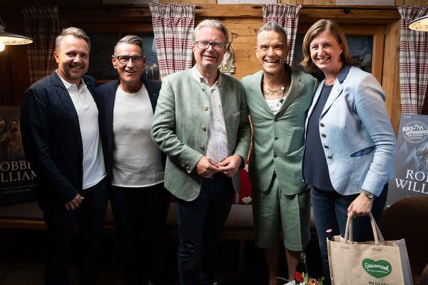 STG-Geschäftsführer Michael Feiertag, Klaus Leutgeb (Leutgeb Entertainment), LH Christopher Drexler, Robbie Williams, LR Eibinger-Miedl © Land Steiermark; Verwendung bei Quellenangabe honorarfrei