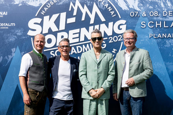 Mathias Schattleitner (Geschäftsführer Region Schladming-Dachstein), Klaus Leutgeb (Leutgeb Entertainment), Robbie Williams, LH Christopher Drexler © Land Steiermark; Verwendung bei Quellenangabe honorarfrei