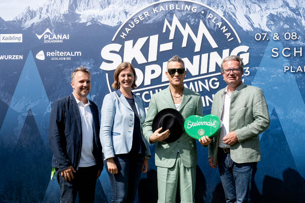 STG-Geschäftsführer Michael Feiertag, LR Barbara Eibinger-Miedl, Robbie Williams, LH Christopher Drexler © Land Steiermark; Verwendung bei Quellenangabe honorarfrei