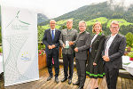 Landeshauptmann Anton Mattle, Club Alpbach Steiermark-Vorsitzender Herwig Hösele, Landeshauptmann Christopher Drexler, Landesrätin Eibinger-Miedl und Bundesminister Martin Polaschek beim Steirertreffen im Rahmen des Forum Alpbach. © Foto: Prantl; bei Quellenangabe honorarfrei