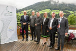 Landeshauptmann Anton Mattle, Club Alpbach Steiermark-Vorsitzender Herwig Hösele, Landeshauptmann Christopher Drexler, Landesrätin Eibinger-Miedl, Bundesminister Martin Polaschek und der Präsident des Forum Alpbach Andreas Treichl (v.l.).