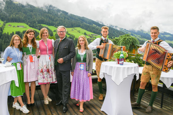 Landeshauptmann Christopher Drexler mit jungen Teilnehmerinnen des diesjährigen Forum Alpbach. © Foto: Prantl; bei Quellenangabe honorarfrei