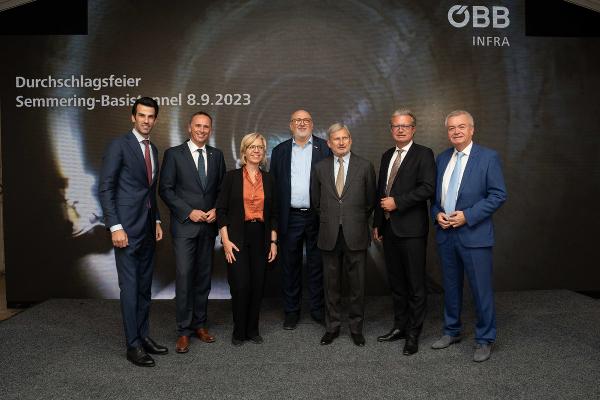 Durchschlagsfeier in Mürzzuschlag: LH-Stv. Udo Landbauer, KO Jochen Danninger, BM Leonore Gewessler, ÖBB-Chef Andreas Matthä, EU-Kommissar Johannes Hahn, LH Christopher Drexler und LH-Stv. Anton Lang. © Land Steiermark; bei Quellenangabe honorarfrei